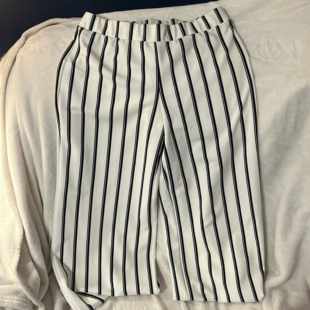 Size small, nice flow to the pant